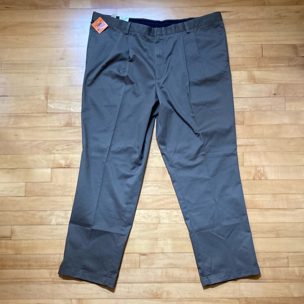 NWT Dockers Pleated Cuffed Classic Permanent Crease Stain Defender Pants 44x32